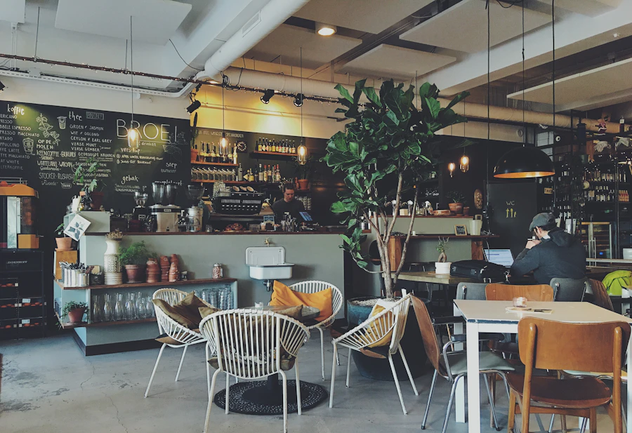 Mesa de café com caderno impresso aberto e xícara branca, vista de cima